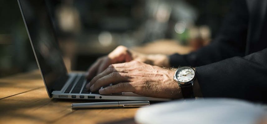 mężczyzna pracujący przy komputerze