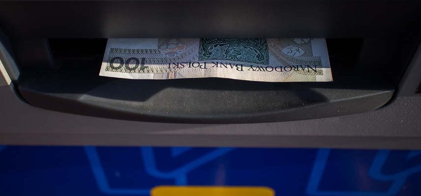 wypłata z bankomatu
