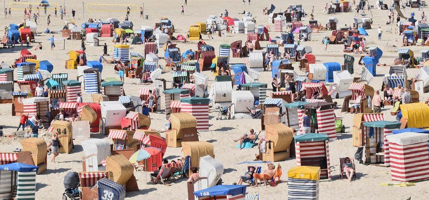 tłum ludzi na plaży