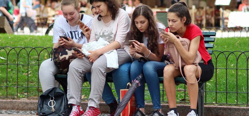 nastolatki z telefonami w rękach