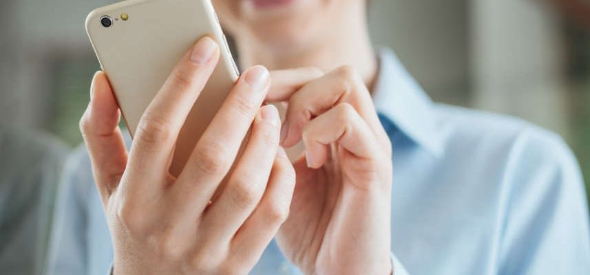 kobieta szukająca pożyczki mobile