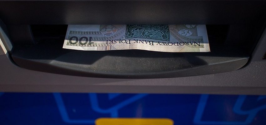 Bankomat i banknot 100 zł